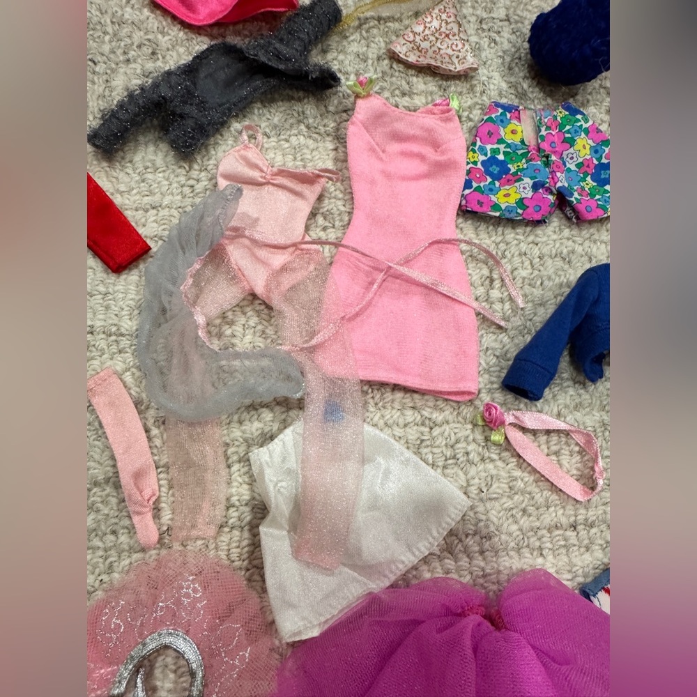 Another lot of Barbie clothes.. Malibu Barbie, ballet dancer, mixture of vintage - Picture 3 of 15